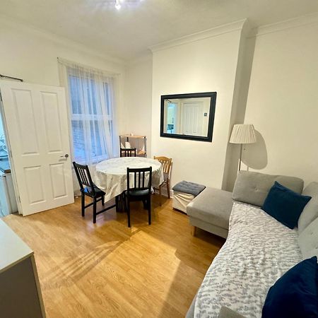 4 Bedroom House In Turnpike Lane/Wood Green London Exterior foto