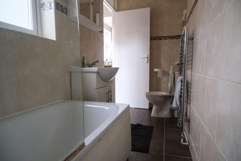 4 Bedroom House In Turnpike Lane/Wood Green London Exterior foto