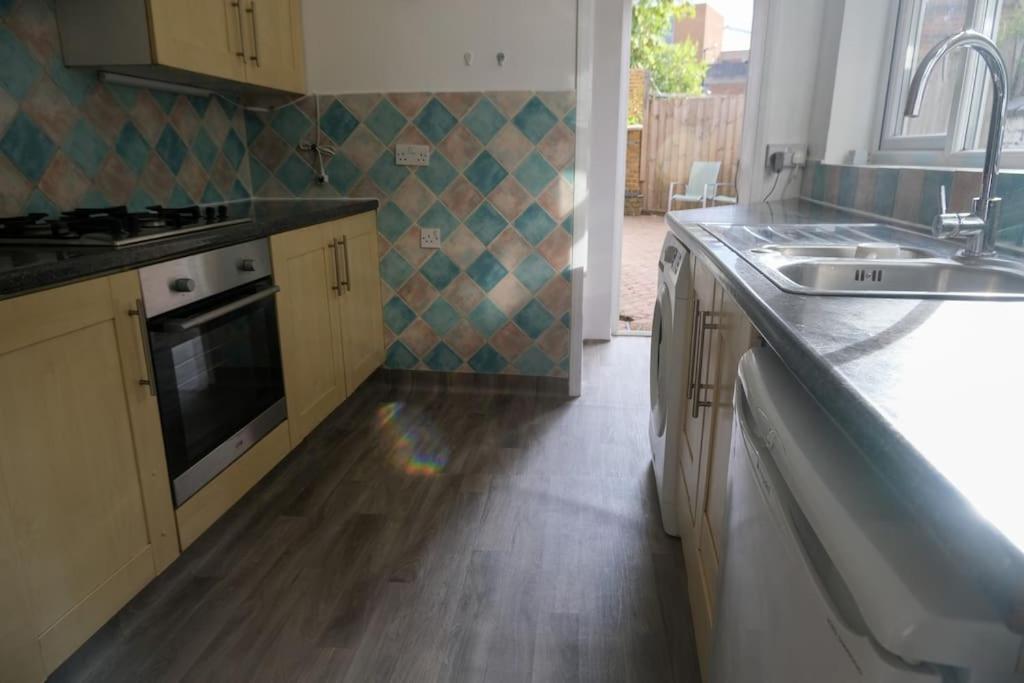 4 Bedroom House In Turnpike Lane/Wood Green London Exterior foto