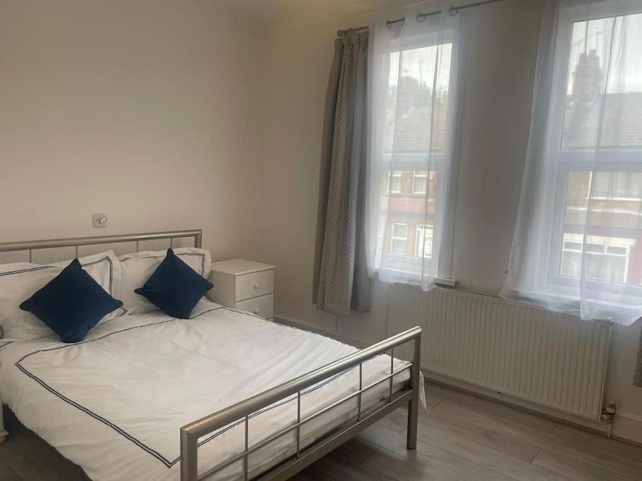 4 Bedroom House In Turnpike Lane/Wood Green London Exterior foto