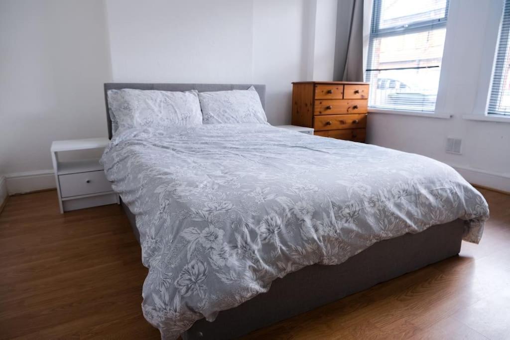 4 Bedroom House In Turnpike Lane/Wood Green London Exterior foto